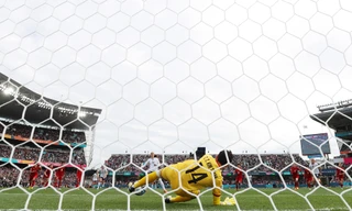 Thủ môn Kim Thanh đánh bại huyền thoại thế giới Alex Morgan trên chấm 11m