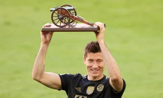 Robert Lewandowski trở thành kỷ lục gia ở Bundesliga.