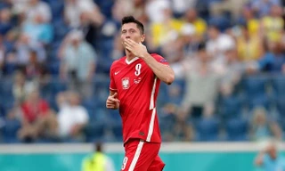 Đáng tiếc, Lewandowski lập cú đúp siêu phẩm cũng không cứu được Ba Lan 