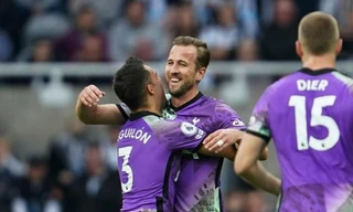 Harry Kane chia vui với các đồng đội.