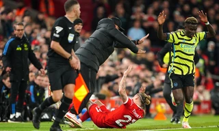 Hậu vệ Liverpool gãy xương quai xanh sau va chạm hy hữu với HLV Jurgen Klopp