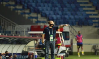 HLV Park Hang-seo chỉ đạo học trò. Ảnh: Hữu Phạm