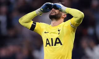 Người hâm mộ Tottenham ăn mừng sau khi Hugo Lloris dính chấn thương nặng