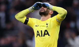 Người hâm mộ Tottenham ăn mừng sau khi Hugo Lloris dính chấn thương nặng