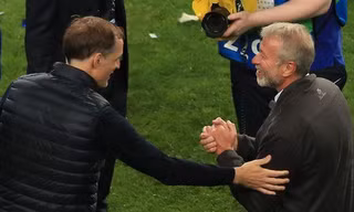 Ông chủ Chelsea xuống tận sân 'tặng quà' cho HLV Tuchel