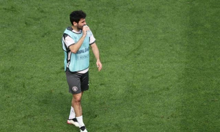 Ilkay Gundogan rời sân tập trong lo lắng.