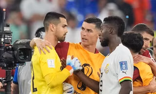 Ronaldo nói gì với Diogo Costa sau màn ‘chết hụt’ của Bồ Đào Nha?