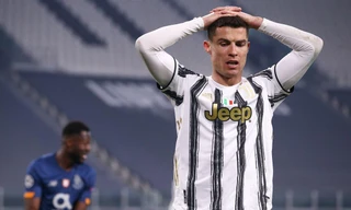 Ronaldo ôm hận cùng Juventus.
