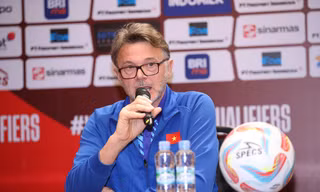 HLV Troussier: ‘Tôi hiểu cảm giác bị mong chờ phải nhường ghế’