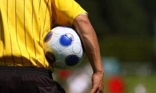 Hy hữu trọng tài qua đời sau khi bị sút bóng trúng đầu