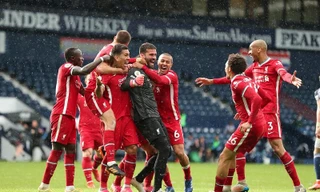 Thủ môn Alisson Becker vỡ òa sung sướng cùng đồng đội.