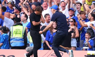 HLV Conte lên mạng xã hội dọa Tuchel: Lẽ ra tôi phải ngáng hắn ngã sấp mặt