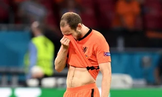 Daley Blind lau nước mắt khi rời sân.