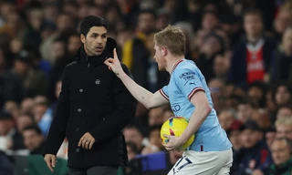 Vô lễ với Arteta, De Bruyne bị fan Arsenal ném chai nước vào đầu