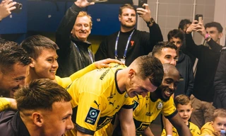 Pau FC thắng 'chung kết ngược', Quang Hải bẽn lẽn ăn mừng cùng đồng đội