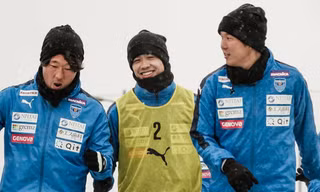 Công Phượng ngồi dự bị hết trận, Yokohama FC thua ngược Sanfecce Hiroshima