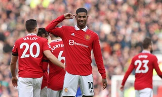 Rashford lập cú đúp, MU bám sát Man City