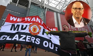 Joel Glazer (ảnh nhỏ) vừa phải viết thư xin lỗi CĐV nhà