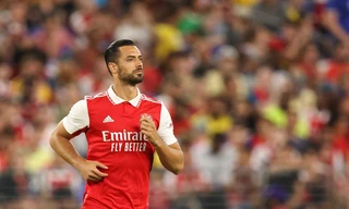 Ngôi sao Arsenal bị đâm trọng thương khi đi siêu thị