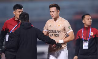 Bùi Hoàng Việt Anh dính chấn thương đáng sợ, phải khâu 24 mũi