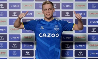 Ngôi sao Van de Beek thoát khỏi MU vào phút chót