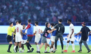 Các cầu thủ Qatar vây trọng tài sau trận thua tranh cãi trước tuyển Olympic Trung Quốc