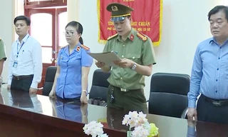 Ông Hoàng Đức Tiến, Giám đốc Sở (ngoài cùng bên phải) chứng kiến cơ quan chức năng khởi tố, bắt giam cán bộ vi phạm