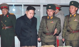Nhà lãnh đạo Kim Jong-un (thứ hai từ trái) thăm một sư đoàn xe tăng. Ảnh: International Herald Tribune