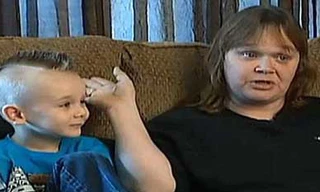 Để kiểu tóc lạ Mohawk, bé 5 tuổi bị cấm tới trường