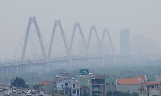 Vì sao Hà Nội bị sương mù bao phủ, bụi mịn dày đặc