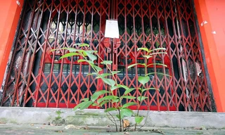 Nhiều cửa hàng kinh doanh ở Hà Nội bị dán thông báo ngừng cấp điện nước vì không đóng phí