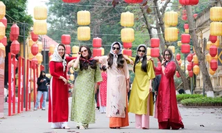 Cuối tuần tranh thủ thời tiết đẹp, giới trẻ đổ xô về Hoàng thành chụp ảnh Concept Tết