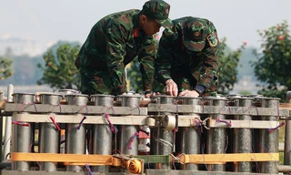 Cận cảnh trận địa pháo hoa tầm cao đêm giao thừa tại Hà Nội