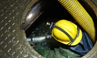 Xuyên đêm mưa rét cùng công nhân Hà Nội nạo vét cống ngầm