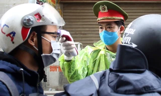 Khu dân cư ở Hà Nội lập chốt đo thân nhiệt kiểm soát dịch Covid-19