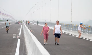 Người dân tranh thủ đi thể dục ngắm cầu Vĩnh Tuy 2 sáng sớm trước ngày thông xe