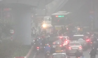 Hà Nội chìm trong sương mù sáng đầu tuần