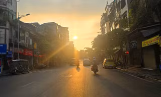 Hà Nội: Nắng gay gắt từ sáng sớm, nhiệt độ ngoài trời vượt 37 độ C