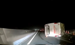 Lạnh người hiện trường vụ lật xe khách trên cao tốc Hà Nội - Hải Phòng