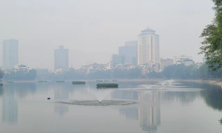 Ngắm Hà Nội mờ ảo trong sương mù sáng cuối tuần