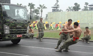 Mục kích đặc công phô diễn nội công 'mình đồng da sắt'