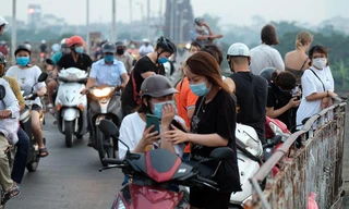 Phớt lờ biển cấm, nhiều người vẫn tụ tập trên cầu Long Biên hóng mát