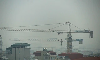 Sương mù bao trùm Hà Nội trong ngày làm việc đầu năm 2018