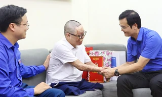 Trung ương Đoàn thăm, tặng quà chiến sĩ sống sót duy nhất trong vụ rơi trực thăng ở Hòa Lạc 