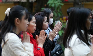 Tổ đình Phúc Khánh đông nghịt người đi lễ chiều mùng 2 Tết