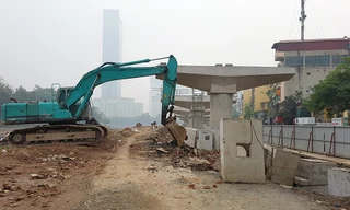 Bay dọc tuyến đường sắt thi công ì ạch kéo dài cả thập kỷ ở Hà Nội