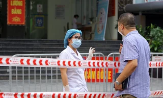 Cách ly toà nhà có ca dương tính trên phố Nguyễn Lương Bằng