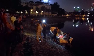 Vớt cá chết trên mặt hồ Hoàng Cầu xuyên đêm