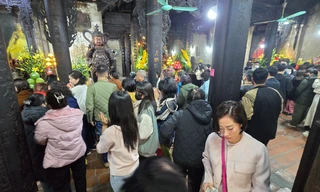 Người dân Hà Nội tấp nập đi lễ chùa Phúc Khánh cầu an sáng mùng 3 Tết
