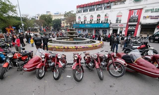 Cận cảnh dàn 'xế khủng' đổ bộ Hồ Gươm sáng mồng 1 Tết